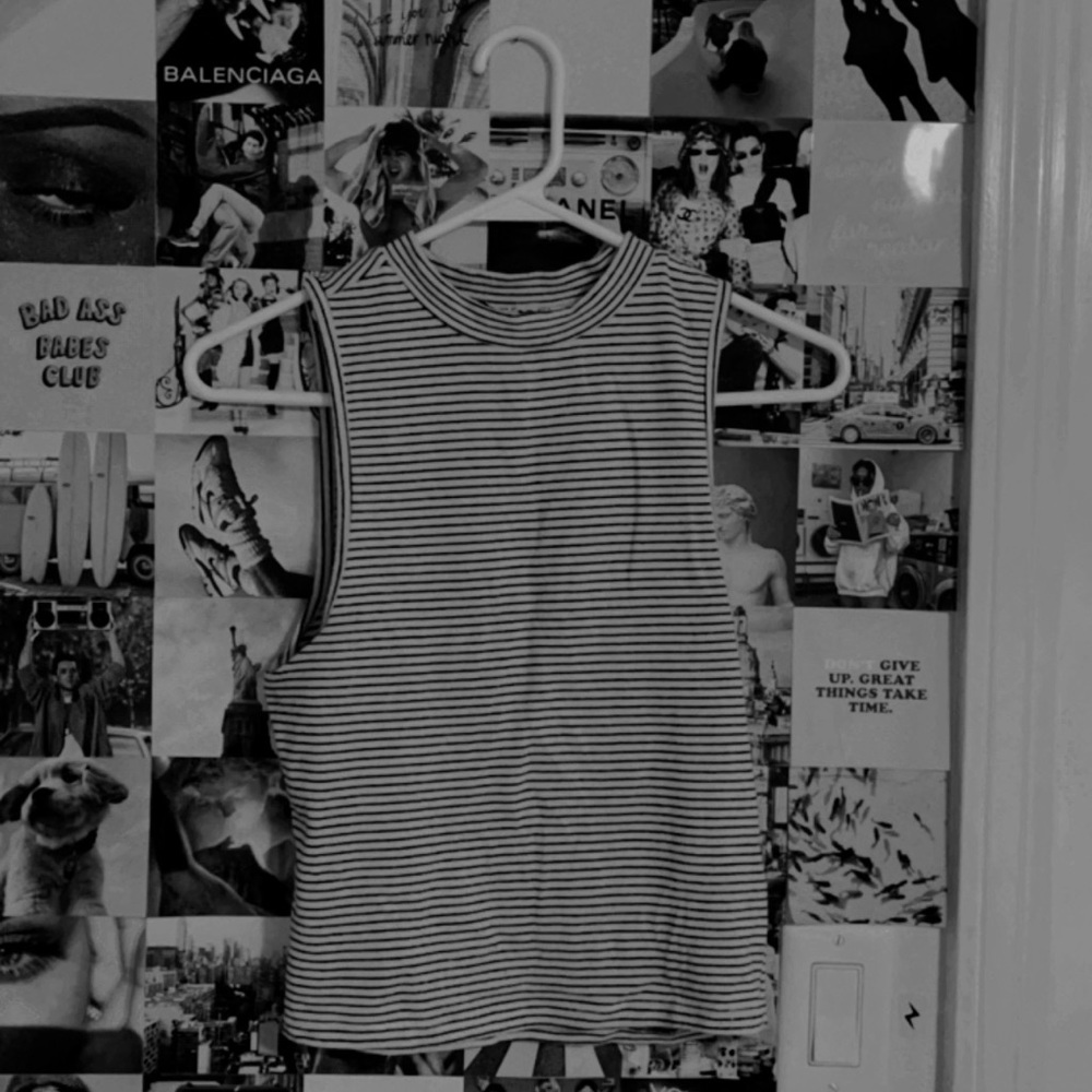 Sleeveless stripe turtleneck T-shirt